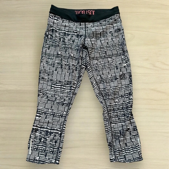 Nike Dri-Fit Women Legging Black White Geometric Elastic Waist crop size large - Picture 1 of 8